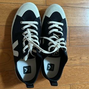 Veja Mens Sneakers size US 9